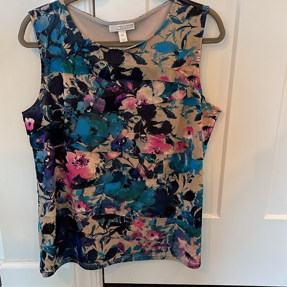 Dana Bachman Woman’s Sleeveless Top - Picture 2 of 7